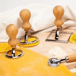 Ravioli Ausstecher 3er Set 3 Größen Rund & Eckig Metall Bambus -Klarstein 10038035 yy 0004 logo