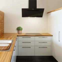 Zola Dunstabzugshaube Umluftset 90cm 635m³/h Aktivkohlefilter Schwarz -Klarstein 60002282 yy 0003 ambient Klarstein Zola 90 Dunstabzugshaube